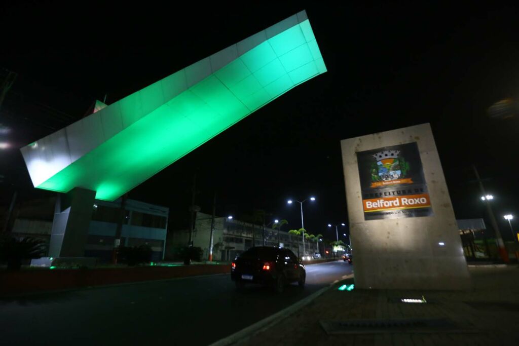 Pórtico de Belford Roxo recebe iluminação verde