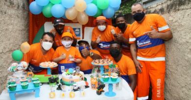 Menino realiza sonho de festa de aniversário com garis de Nova Iguaçu