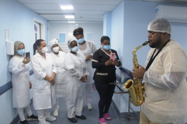 Saxofonista traz alegria em hospital em São João de Meriti