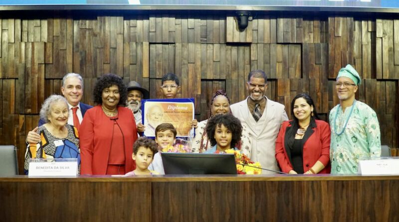 Benedita da Silva recebe diploma Abdias Nascimento