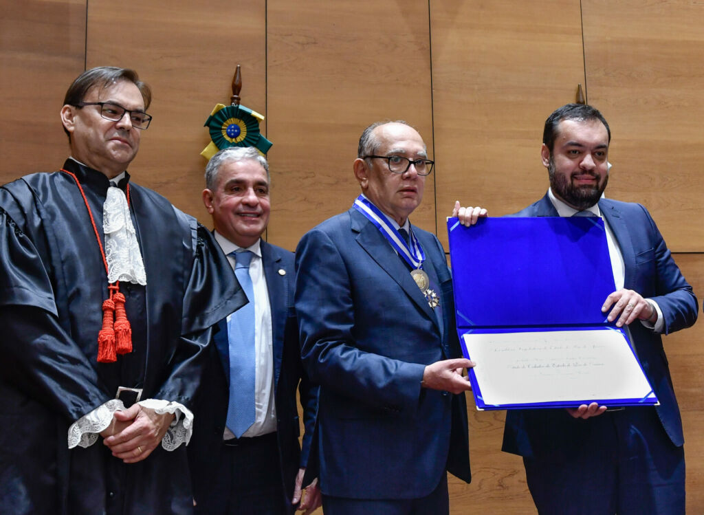 Gilmar Mendes recebe Medalha Tiradentes