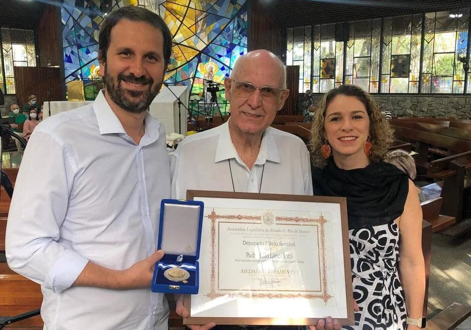 Padre Júlio Lancellotti recebe Medalha Tiradentes