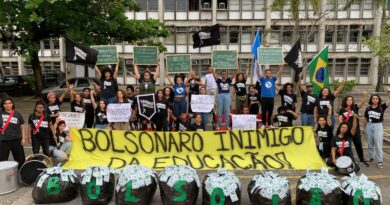 Estudantes vão as ruas em defesa da educação