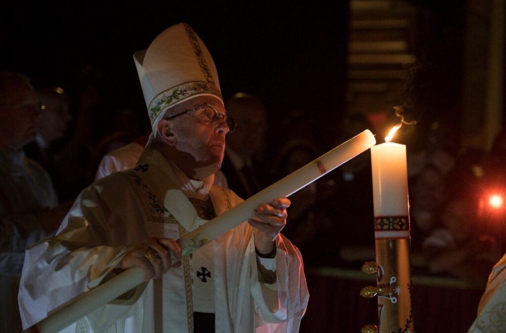Papa Francisco acende Sírio no Sábado de Aleluia foto Vatocan Newa