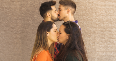 Beijo LGBT Lesbico Gay ComCausa