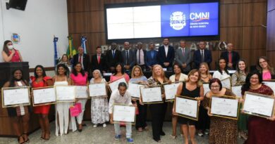 Câmara de Nova Iguaçu homenageia mulheres com a comenda Carmelita Brasil