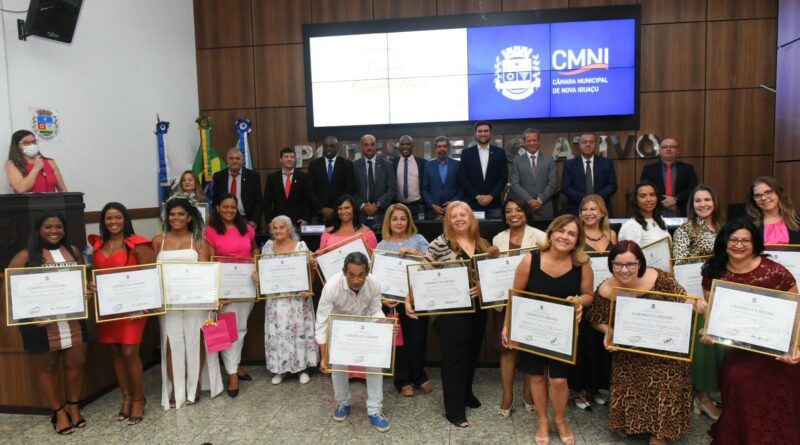 Câmara de Nova Iguaçu homenageia mulheres com a comenda Carmelita Brasil