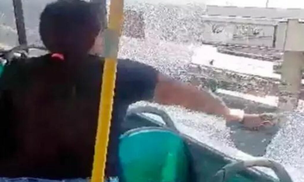 Mãe quebra janela de ônibus após criança passar mal devido ao forte calor que faz no Rio de Janeiro