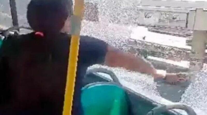 Mãe quebra janela de ônibus após criança passar mal devido ao forte calor que faz no Rio de Janeiro